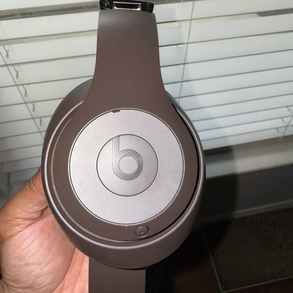 Beats by Dre Brown Over-Ear Headphones - Picture 3 of 4